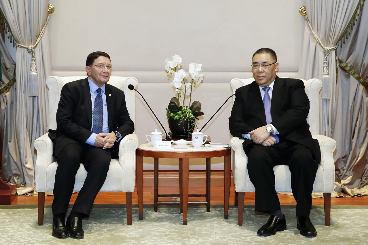 The Chief Executive, Mr Chui Sai On, meets with the Secretary-General of the World Tourism Organization, Mr Taleb Rifai, in Macao.