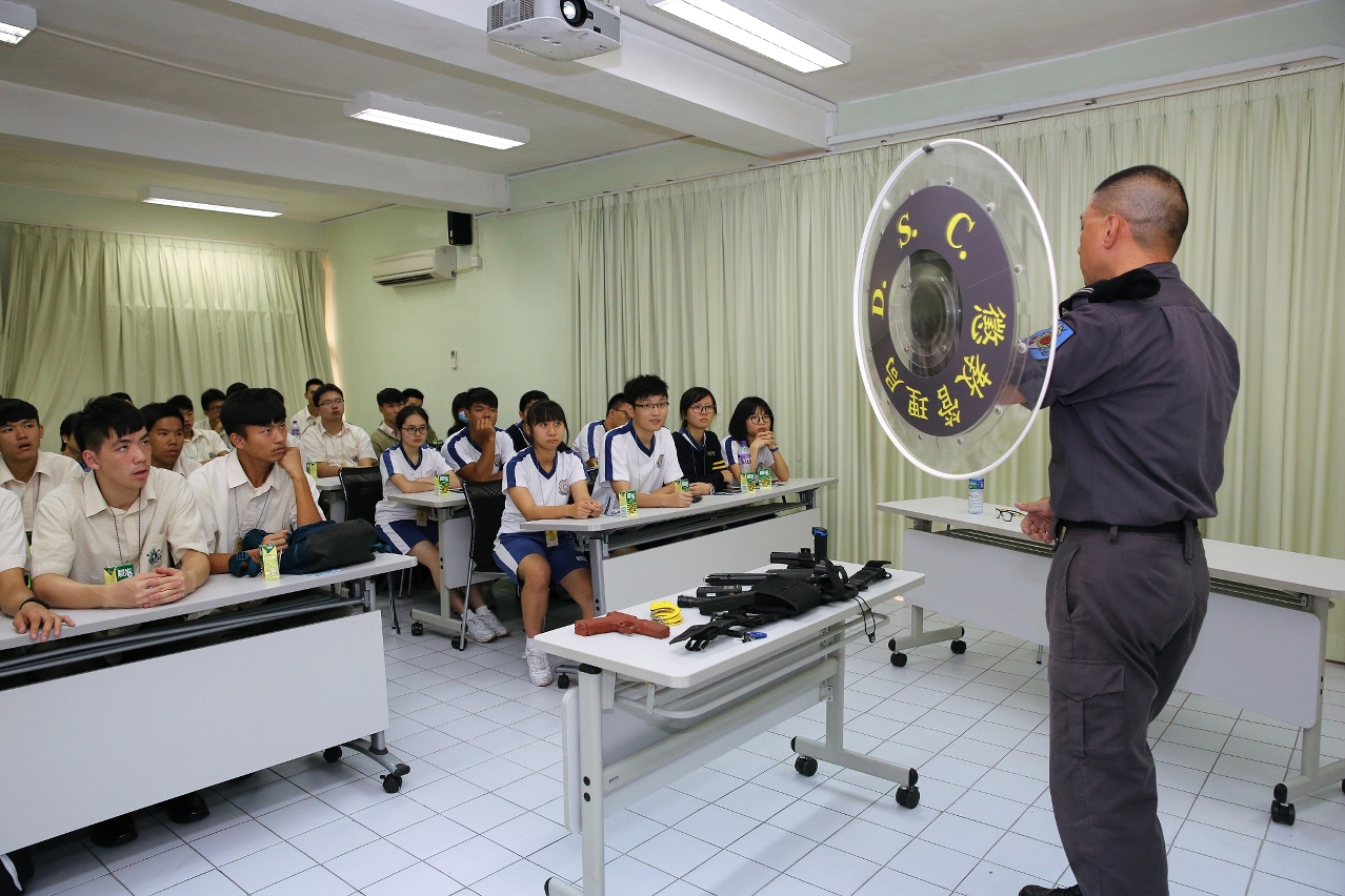 A apresentação dos equipamentos de serviço pelo guarda aos estudantes