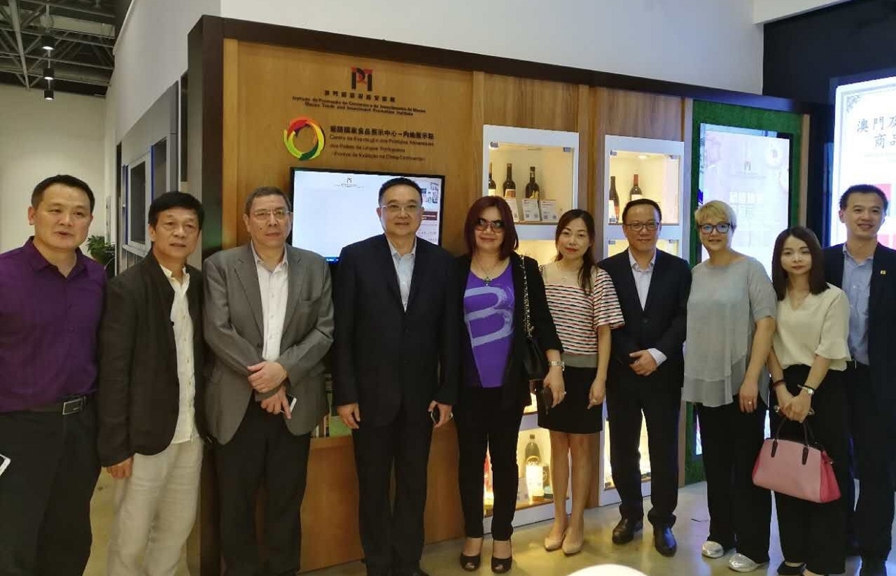 Fotografia de grupo da delegação de Macau no “Centro de Exposição e Venda de Produtos de Macau e dos Países de Língua Portuguesa”