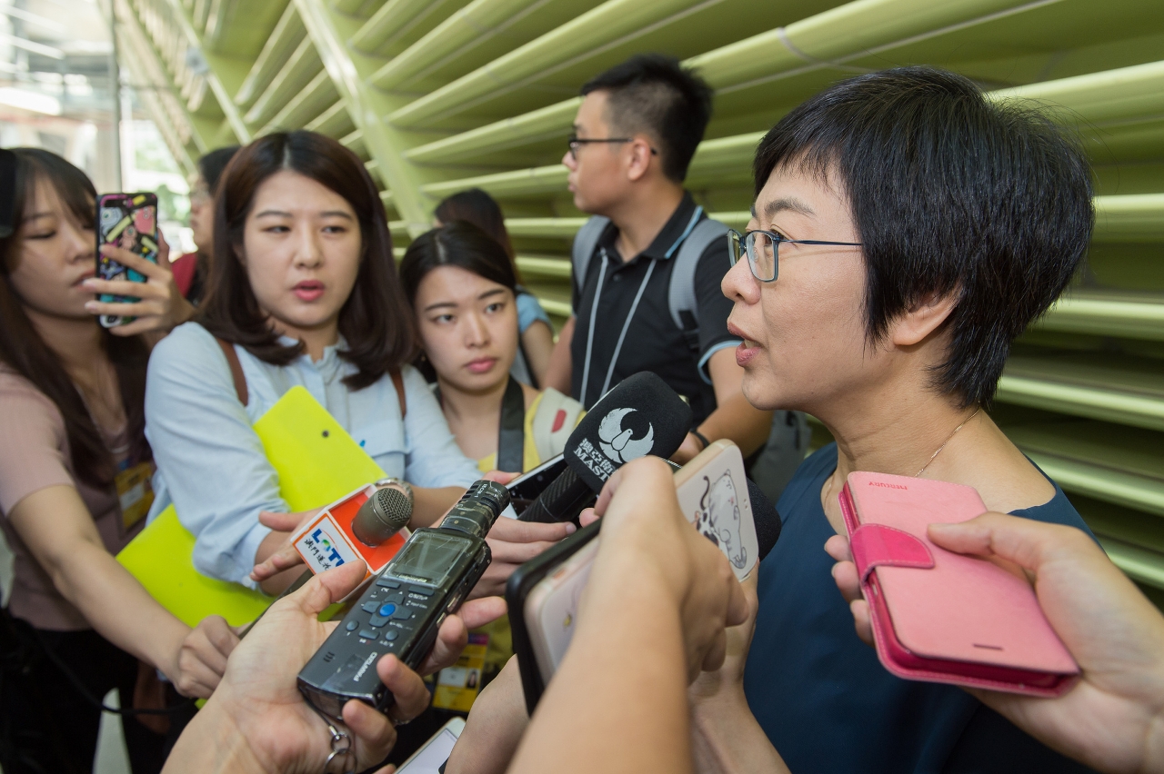 行政法務司司長陳海帆投票後接受傳媒訪問