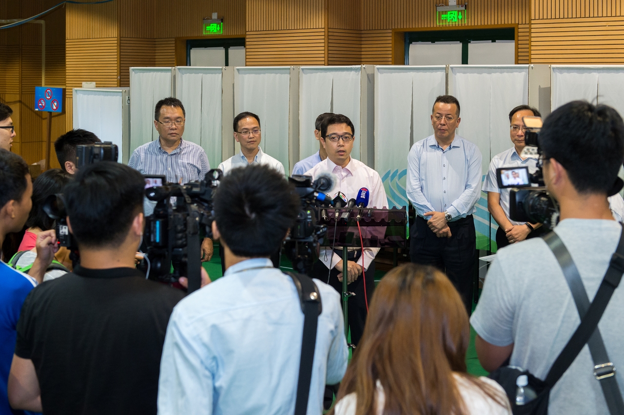 立法會選舉管理委員會主席唐曉峰巡視投票站後接受傳媒訪問