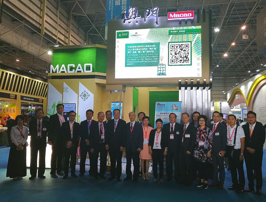 Fotografia de grupo da Delegação Empresarial de Macau em frente do Pavilhão de Macau