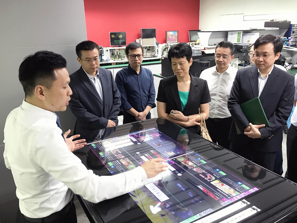 理事會成員及中心主任陪同嘉賓參觀理工學院博彩教學暨研究中心