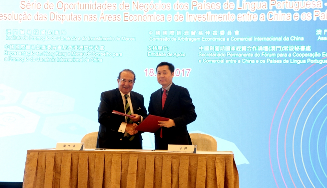 Signing Ceremony for the “Agreement on the Co-operation Framework between China International Economic and Trade Arbitration Commission and the Macau Lawyers Association”.