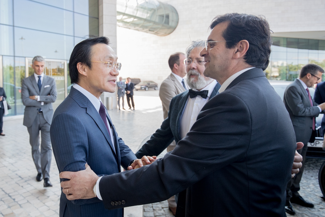 O Secretário com o Ministro da Saúde de Portugal, Adalberto Campo Fernandes e o Director Geral da Saúde, Francisco Jorge.