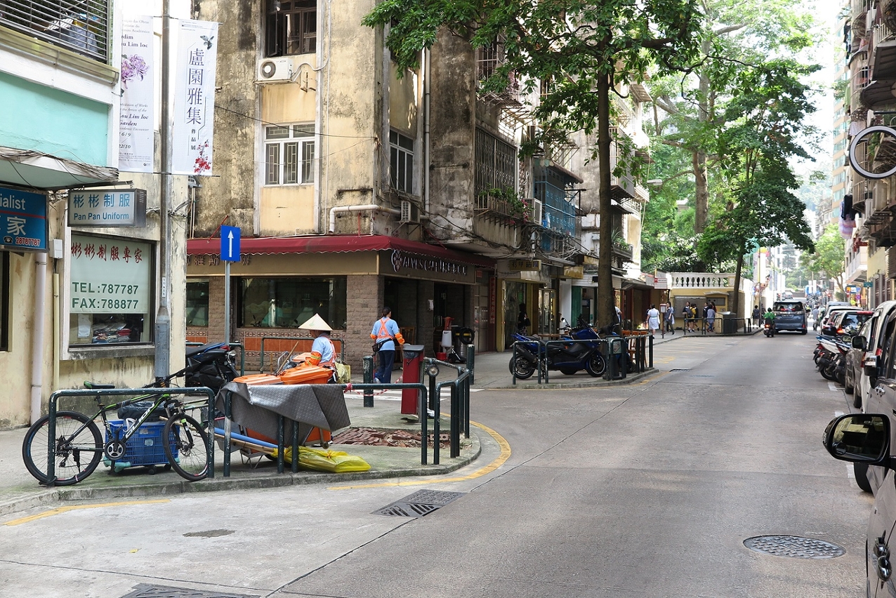 羅利老馬路(盧廉若公園路段)行人路