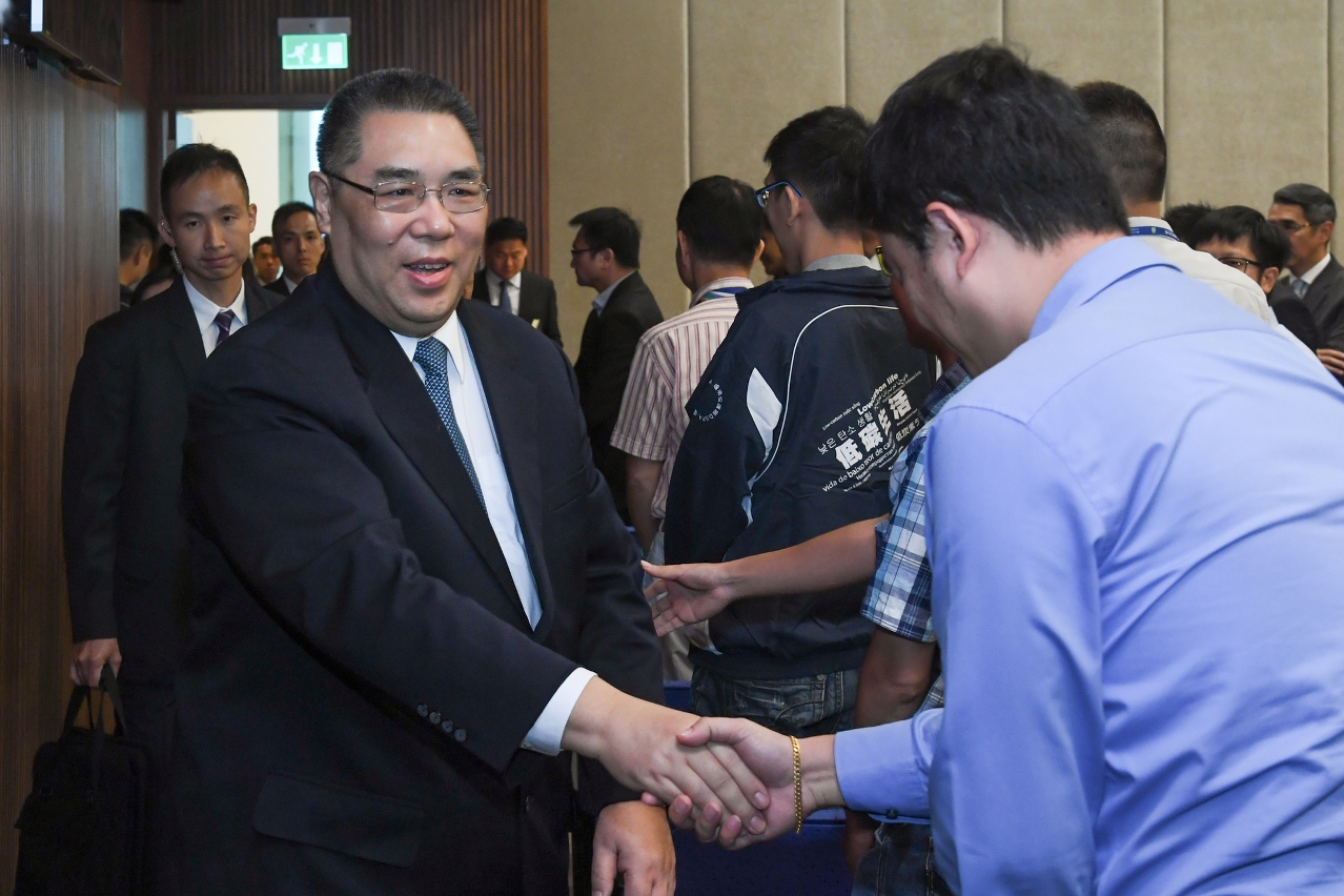 行政長官崔世安與工務範疇前線人員握手
