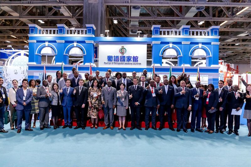 Visita dos corpos diplomáticos dos Países de Língua Portuguesa e dos participantes do Colóquio ao Pavilhão dos Países de Língua Portuguesa