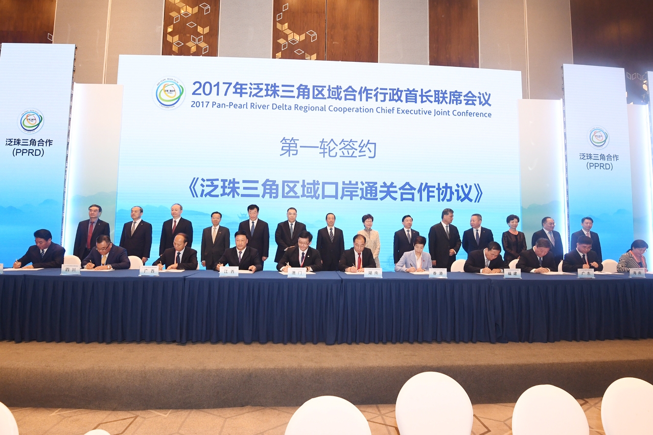 The Chief Executive, Mr Chui Sai On, and leaders of provinces and regions in the Pan-Pearl River Delta witness the signing of a cooperation agreement on checkpoint clearance at the 2017 Pan-Pearl River Delta Regional Cooperation Chief Executives Joint Conference, which is held  in Changsha Prefecture, Hunan Province.