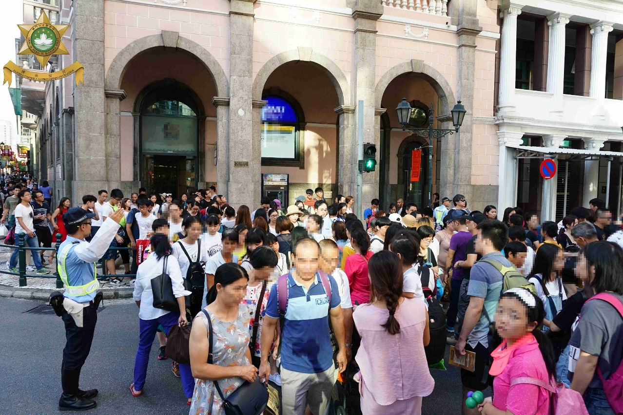 警員指揮疏導人流