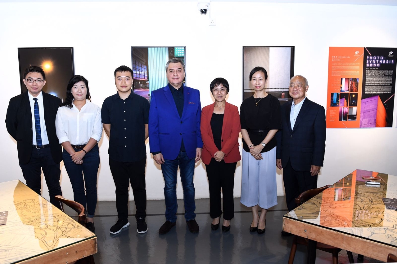旅遊學院黃竹君院長，本地藝術家鄧國豪及嘉賓大合照