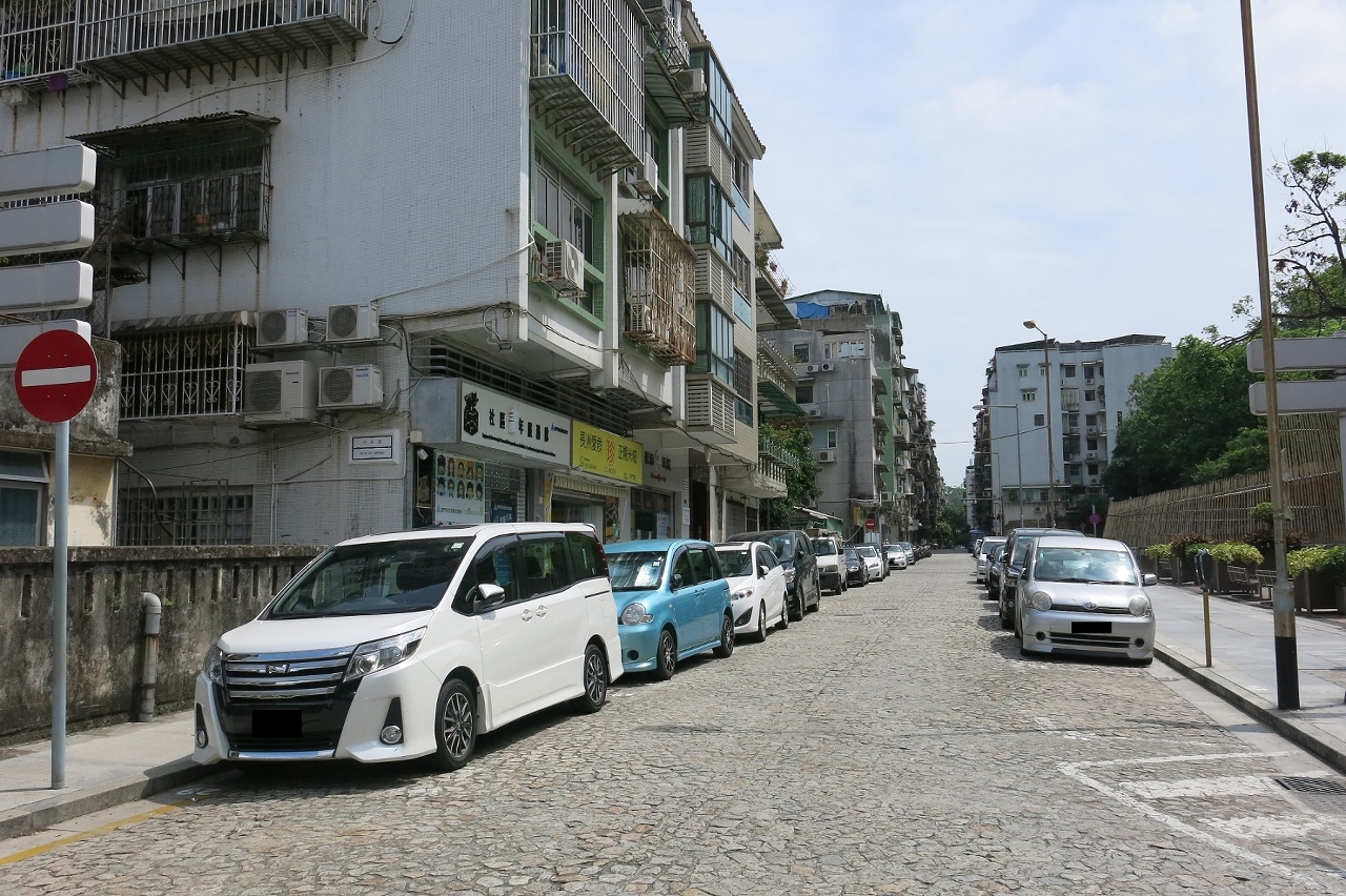 介乎大三巴斜巷與同安街之間的一段高園街改為雙向行車