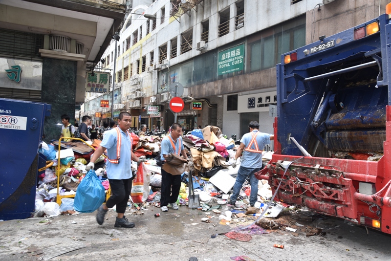 民署聯同清潔專營公司加派人員清運垃圾