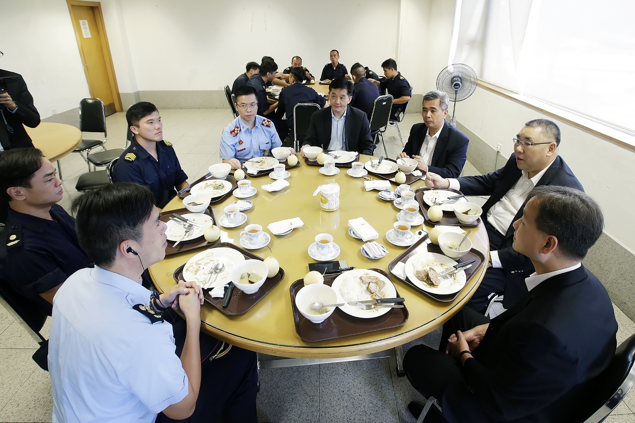 The Chief Executive, Mr Chui Sai On, hosts a lunch for front-line fire officers during a visit to the headquarters of the Fire Services Bureau.