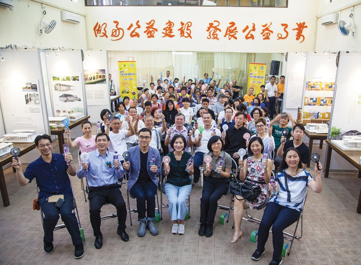 與會者舉起風扇和瓶水，象徵風生水起，文化創意融入地方發展