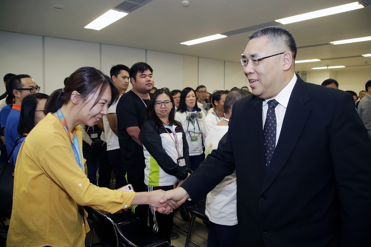 The Chief Executive, Mr Chui Sai On, shakes hands with members of the Social Welfare Bureau to their contribution during post-typhoon relief efforts.