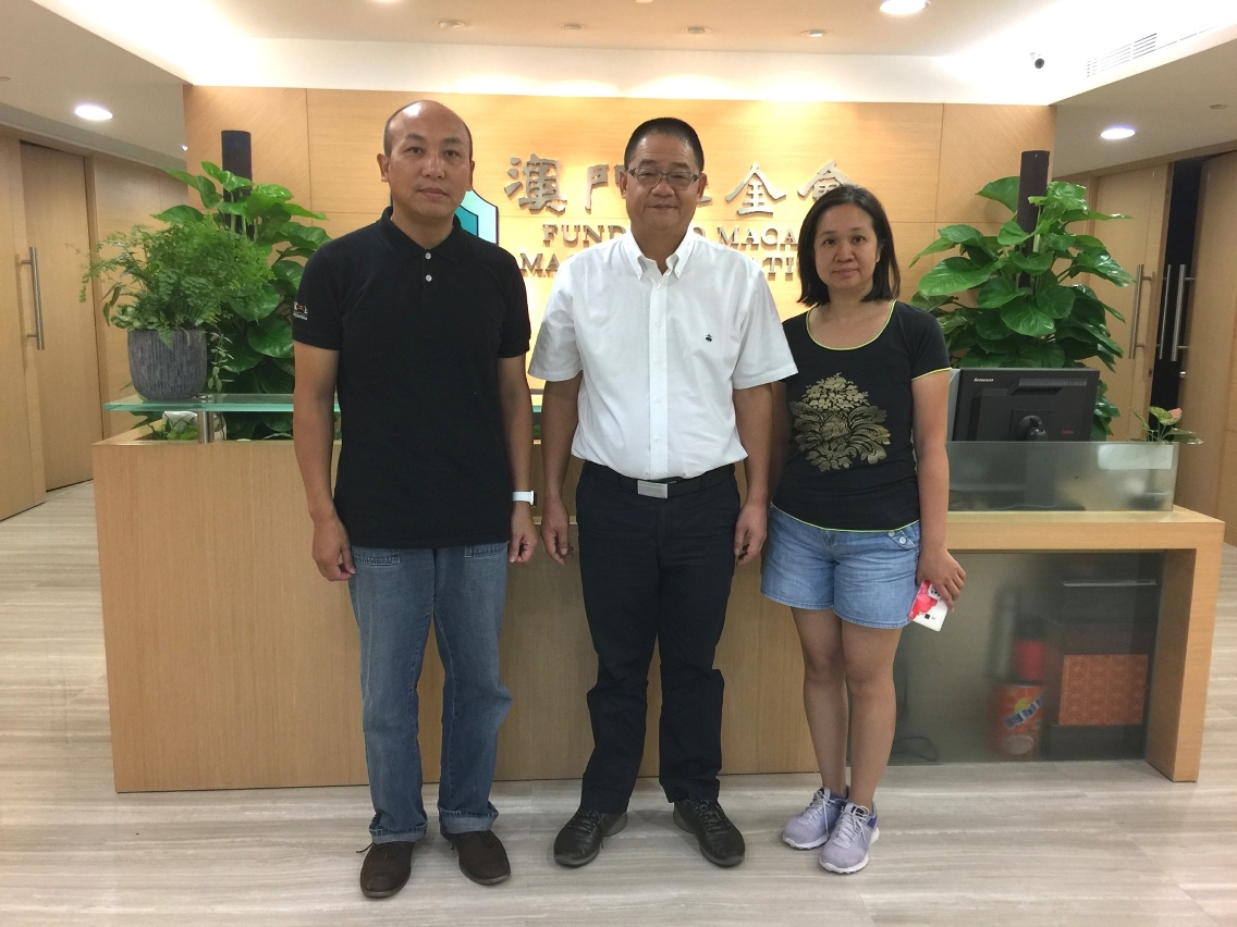 Fotografia do Presidente do Conselho de Administração da Fundação Macau, Wu Zhiliang e Presidente da Associação dos Engenheiros Electrotécnicos e Mecânicos de Macau, Wu Chou Kit, tirada após a reunião