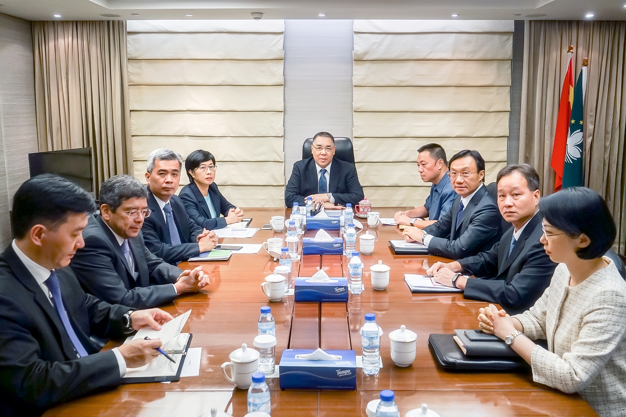 Chefe do Executivo, Chui Sai On, preside a reunião da Comissão para a Revisão do Mecanismo de Resposta a Grandes Catástrofes e o seu Acompanhamento e Aperfeiçoamento.