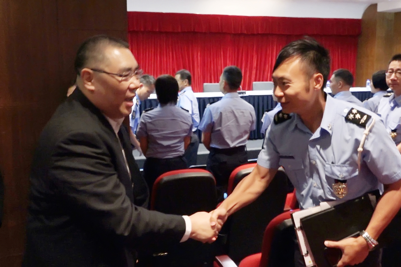 The Chief Executive, Mr Chui Sai On, shakes hands with front-line officers of the Public Security Police Force during a visit to the Civil Protection Action Centre.