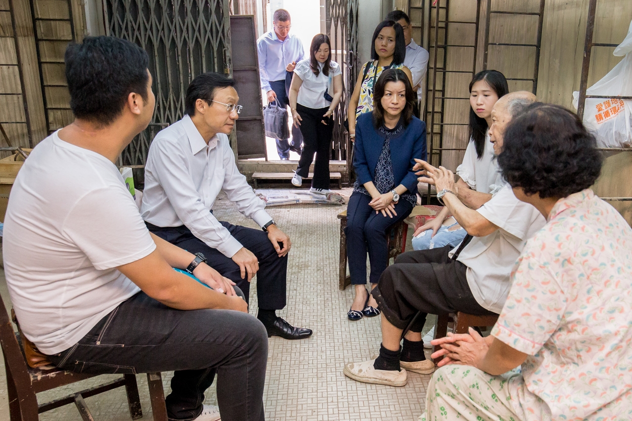 Alexis Tam visita  os familiares de uma vítima