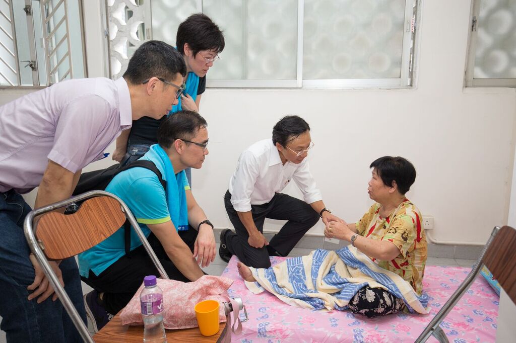 譚俊榮慰問入住青州避風中心的人士