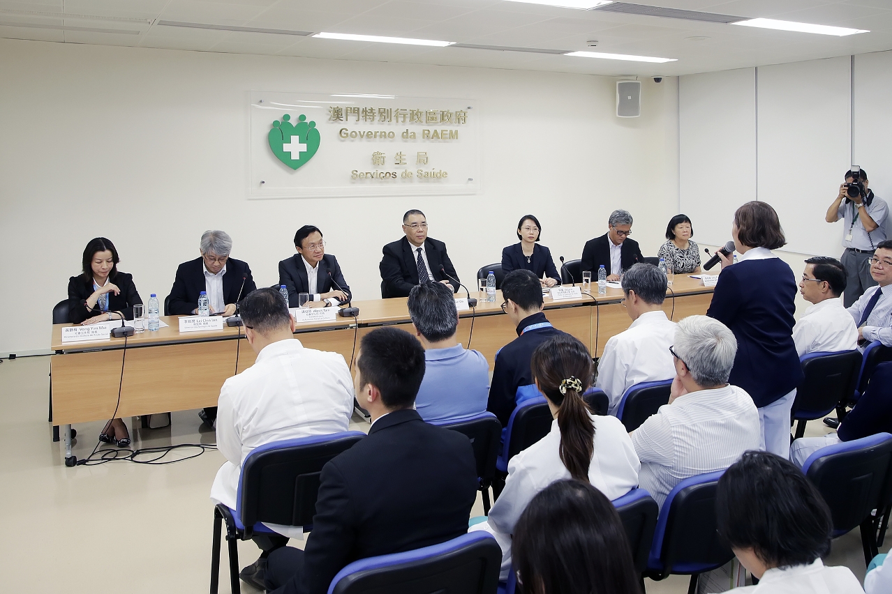 The Chief Executive, Mr Chui Sai On, meets with members of the Conde S. Januário Hospital, the Kiang Wu Hospital, the Health Bureau