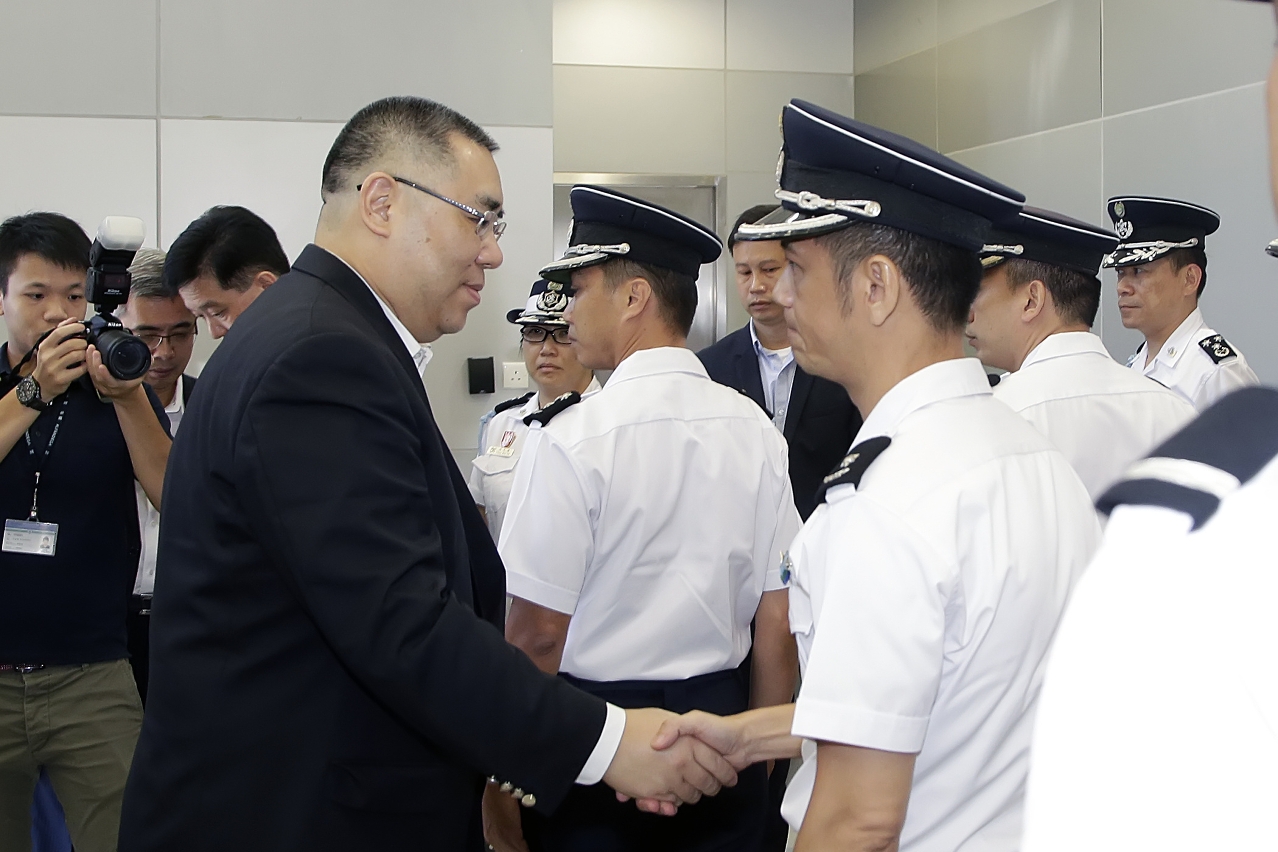 The Chief Executive, Mr Chui Sai On, shakes hands with members of the Macao Customs Service to express his sincere gratitude to their contribution during post-typhoon relief efforts.