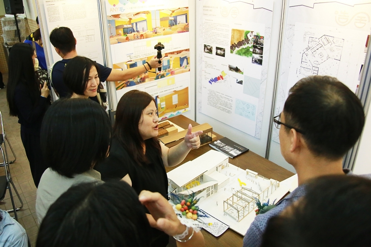 嘉賓瀏覽澳門理工學院藝術學校學生針對路環發展的文創概提案展覽