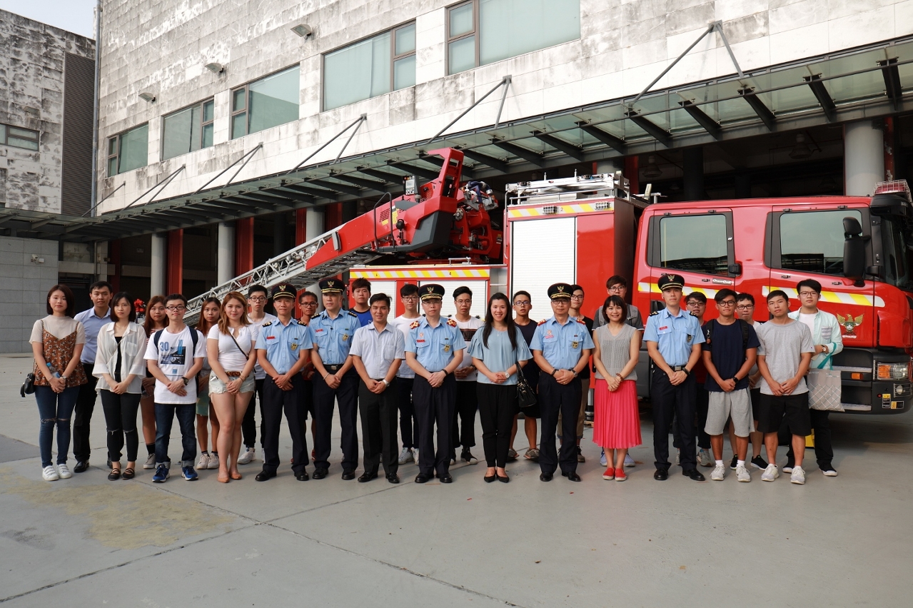 Fotografia conjunta entre o pessoal do CB e os membros da Associação de Nova Juventude Chinesa de Macau