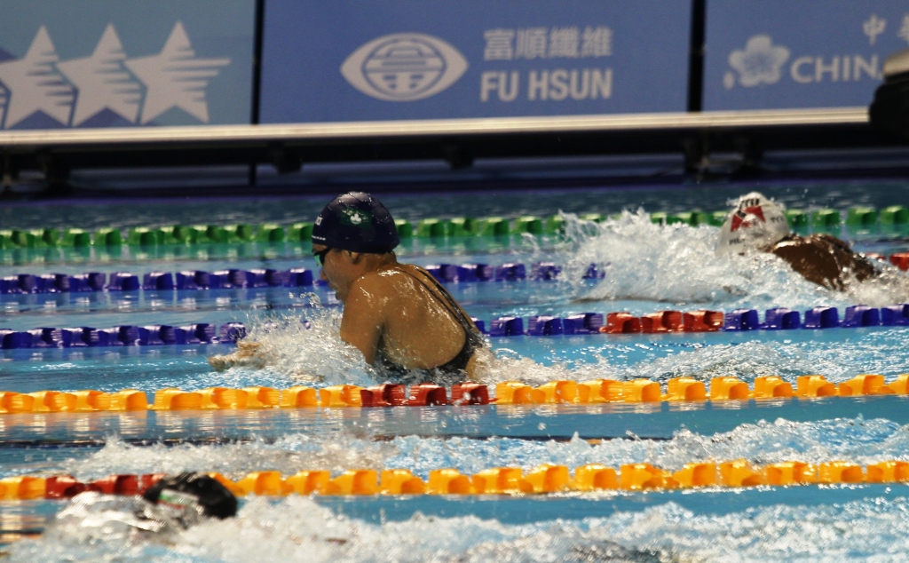 游泳運動員利安琪於50米蛙泳以小組第一名完成賽事