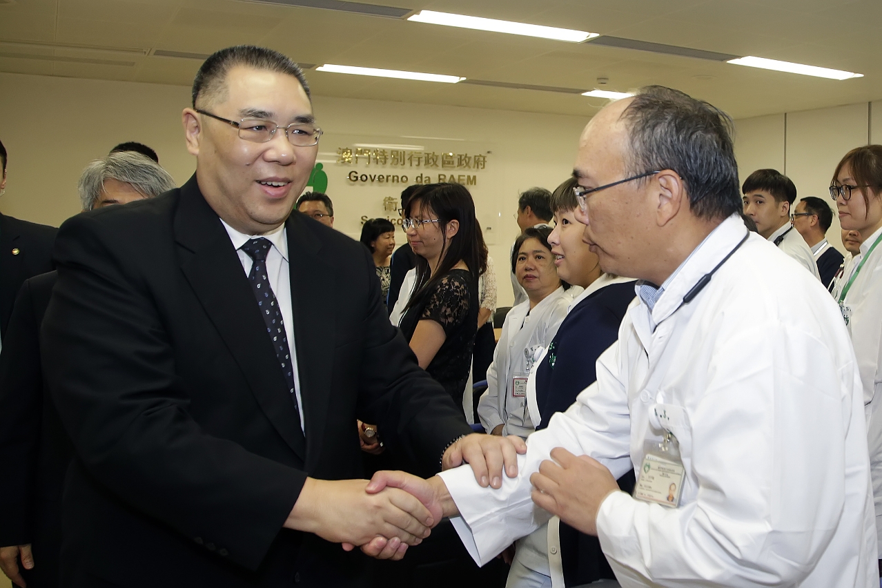 The Chief Executive, Mr Chui Sai On, shakes hands with front-line medical professionals to express his sincere gratitude to their contribution during post-typhoon relief efforts.