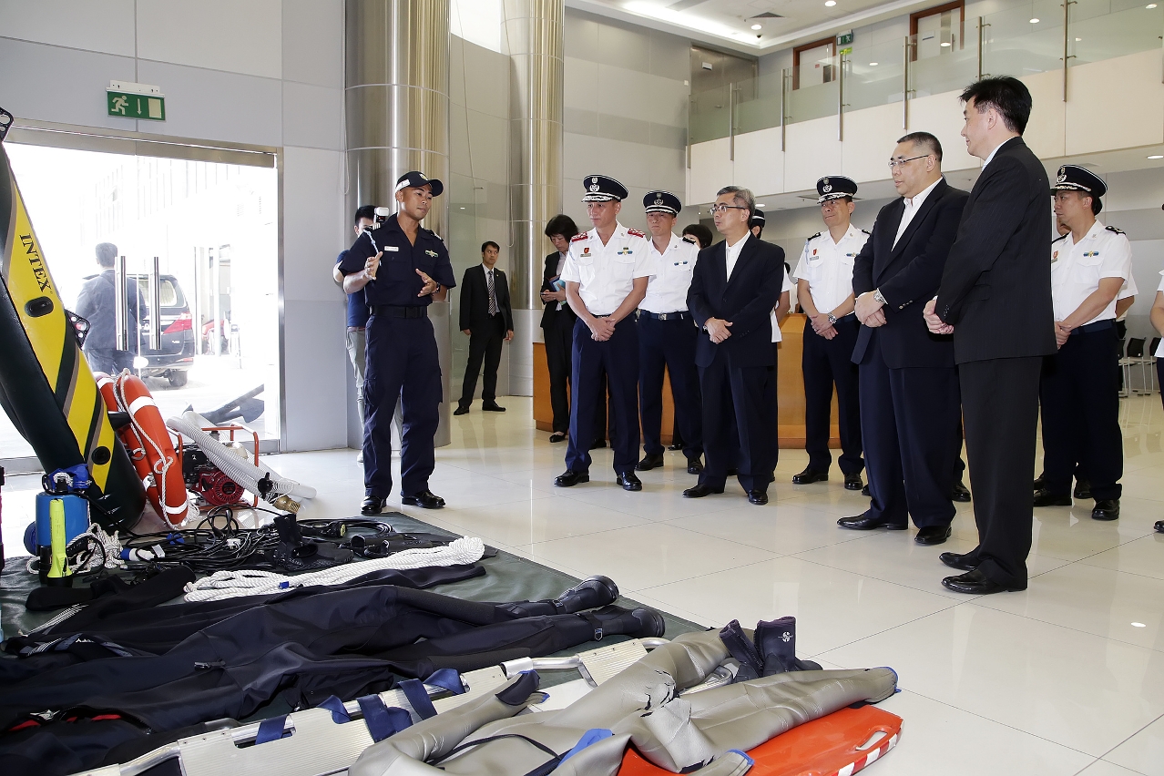 The Chief Executive, Mr Chui Sai On, is briefed on the equipment and facility during a visit to the headquarters of the Macao Customs Service.