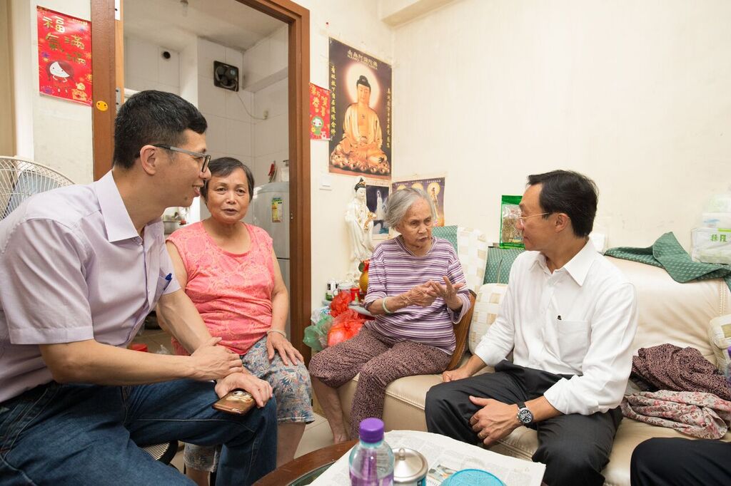 譚俊榮詢問長者生活情況