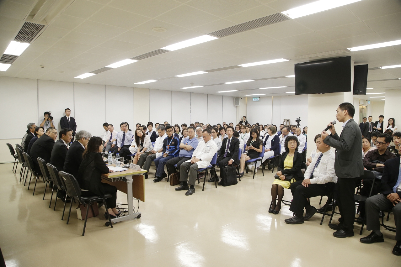 The Chief Executive, Mr Chui Sai On, meets with members of the Conde S. Januário Hospital, the Kiang Wu Hospital, the Health Bureau