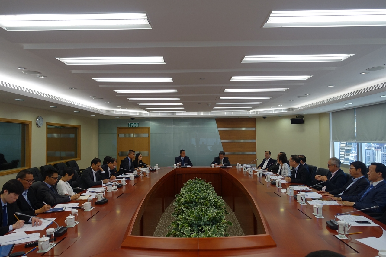 經濟財政司梁維特司長和運輸工務司羅立文司長就特區政府設立重大災害應變機制聽取澳門中華總商會的意見