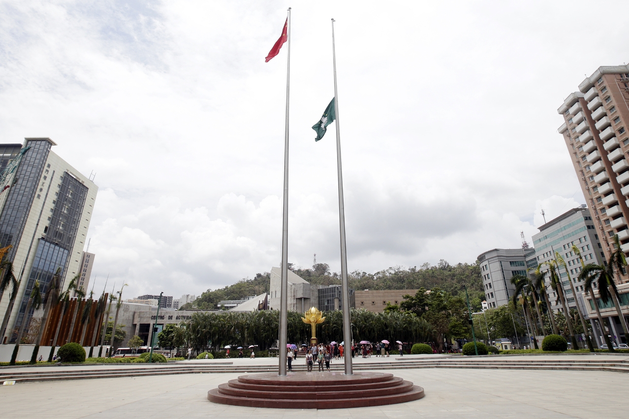 Regional flags of the Macao Special Administrative Region displayed at all agencies of the Government, border-crossing checkpoints, ferry terminals and airport, as well as representative offices stationed outside Macao, fly at half-mast today.