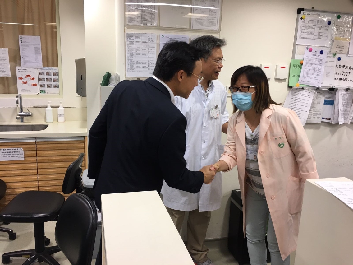 譚俊榮到醫院慰問傷者及勉勵醫護人員