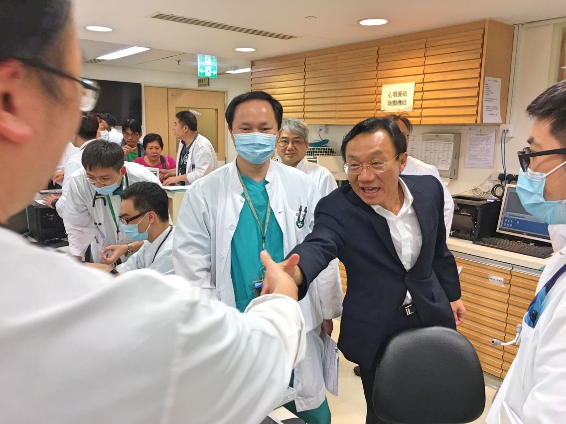 譚俊榮到醫院慰問傷者及勉勵醫護人員