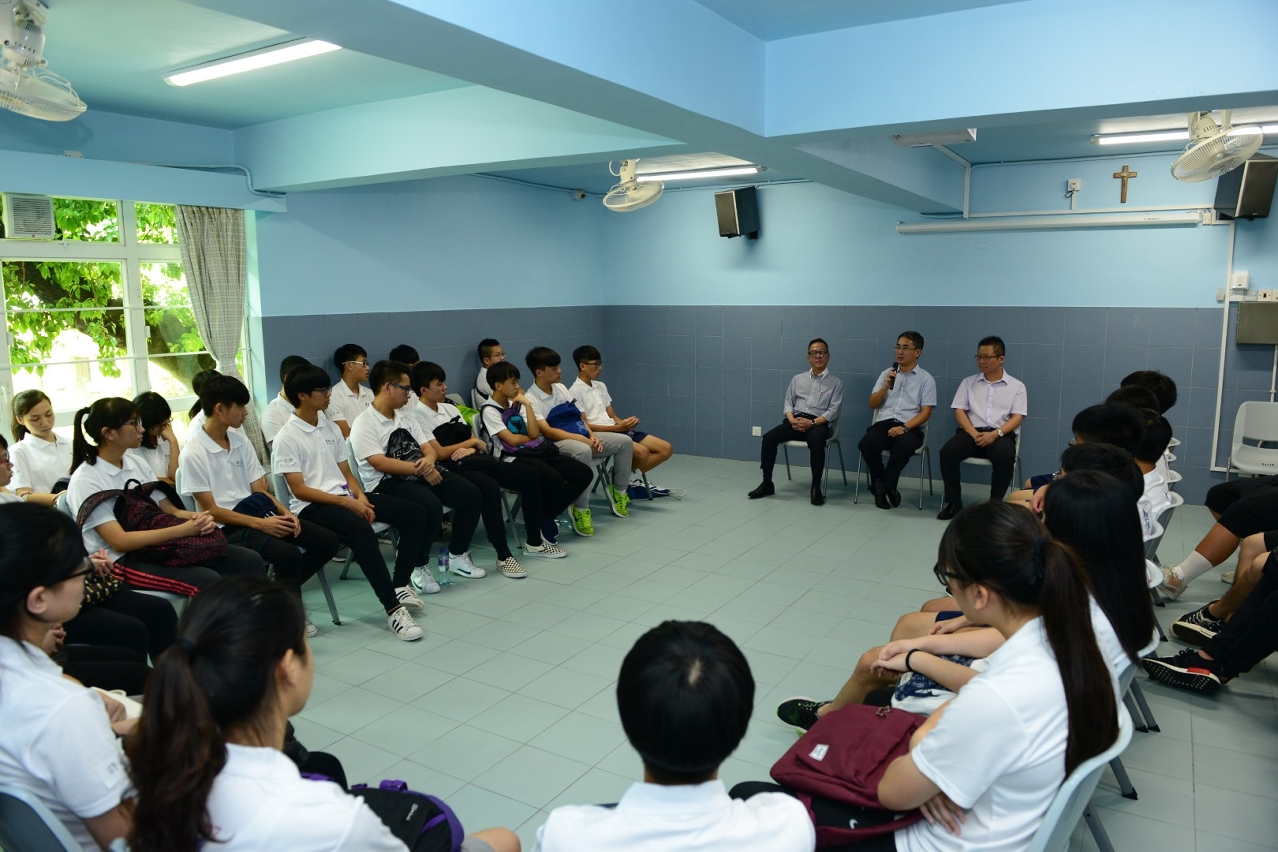 The volunteers exchanging views with the Commissioner Against Corruption