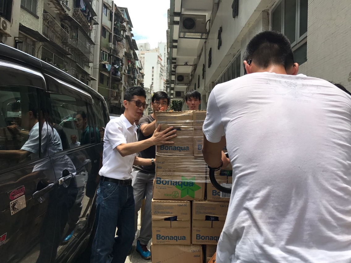 O IAS coordena os vários recursos para apoiar as necessidades de alimentos e bebidas dos grupos vulneráveis