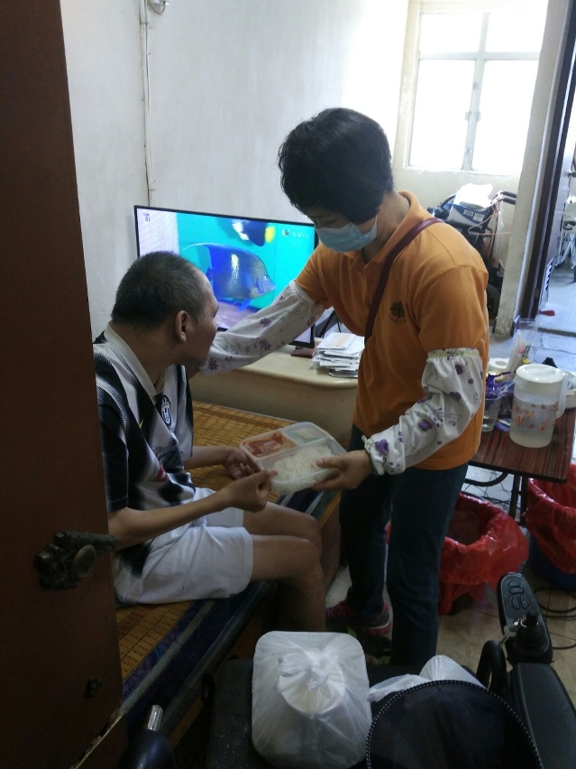 家居照顧及支援服務隊送飯予獨居長者
