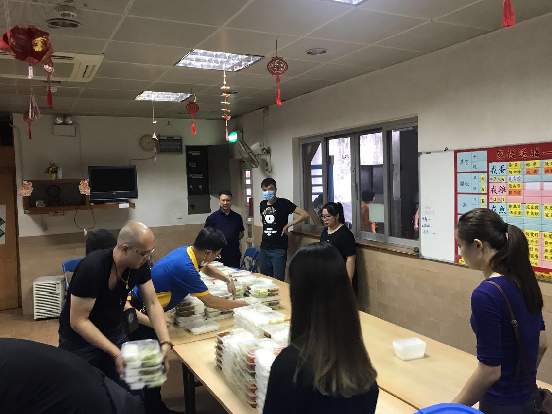 O IAS coordena os vários recursos para apoiar as necessidades de alimentos e bebidas dos grupos vulneráveis