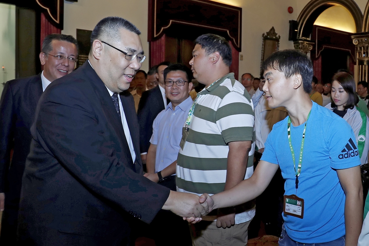 The Chief Executive, Mr Chui Sai On, shakes hands with members the Civic and Municipal Affairs Bureau and thanks their performance in post-typhoon recovery work.