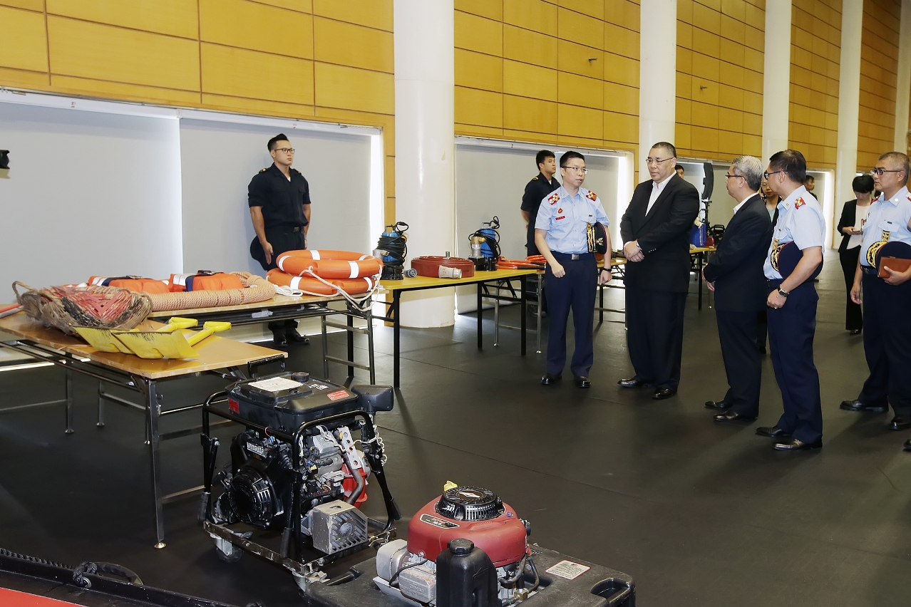 The Chief Executive, Mr Chui Sai On, is briefed on the facility at the Fire Services Bureau.