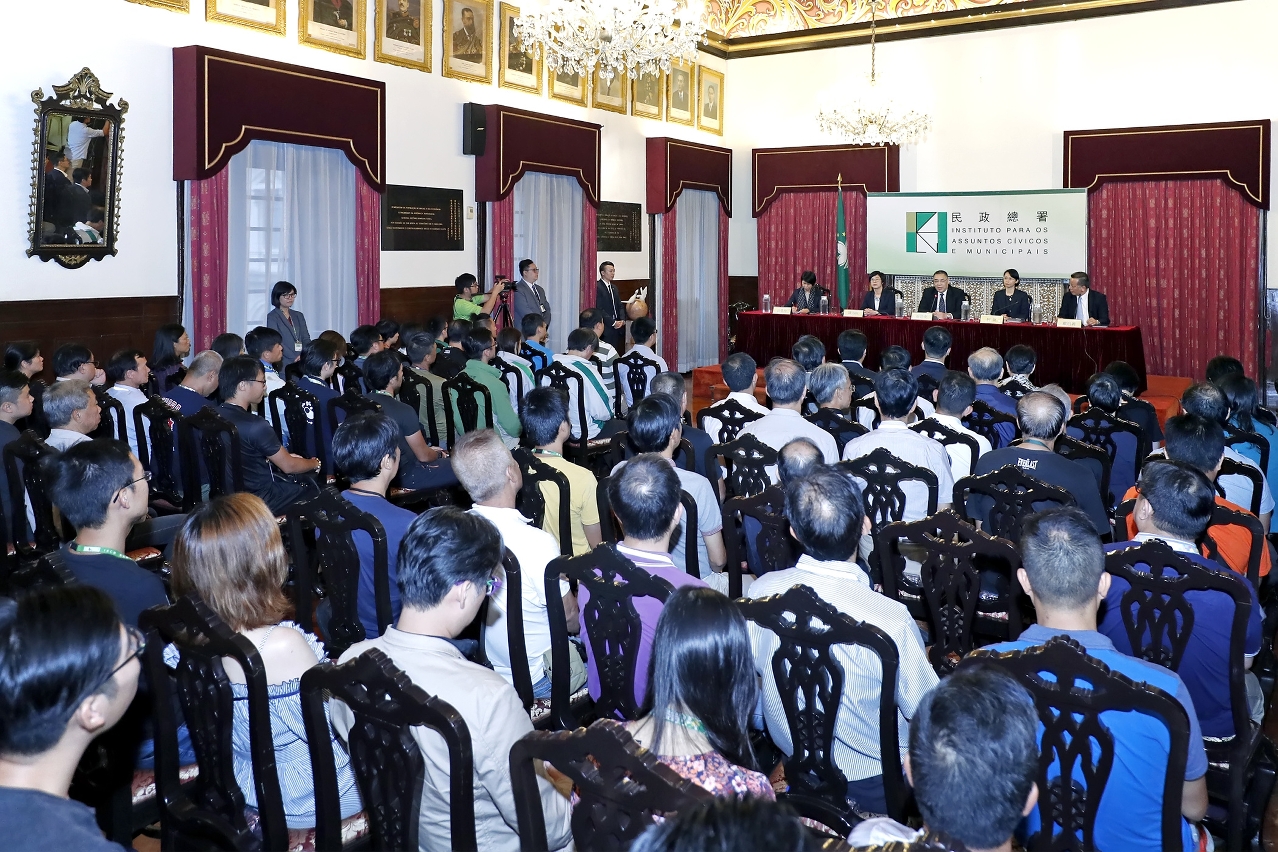 The Chief Executive, Mr Chui Sai On, praises contribution from members the Civic and Municipal Affairs Bureau in the recovery work after typhoon.