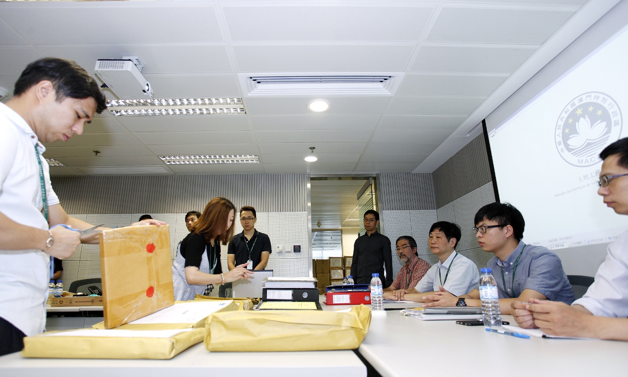 Acto público de abertura dos invólucros com o «preço da obra» do concurso público para a empreitada de concepção e construção do Complexo de Serviços para Cooperação Comercial entre a China e os Países de Língua Portuguesa