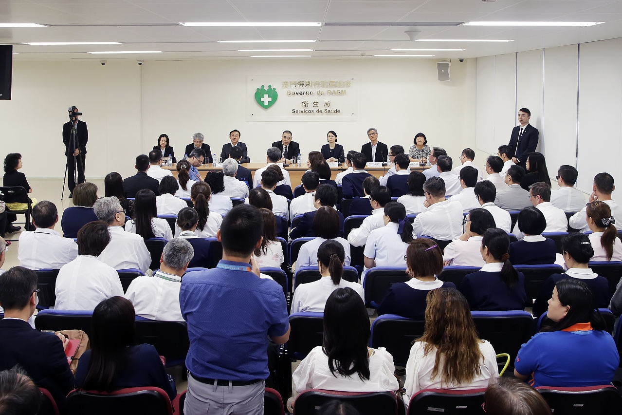 The Chief Executive, Mr Chui Sai On, meets with members of the Conde S. Januário Hospital, the Kiang Wu Hospital, the Health Bureau