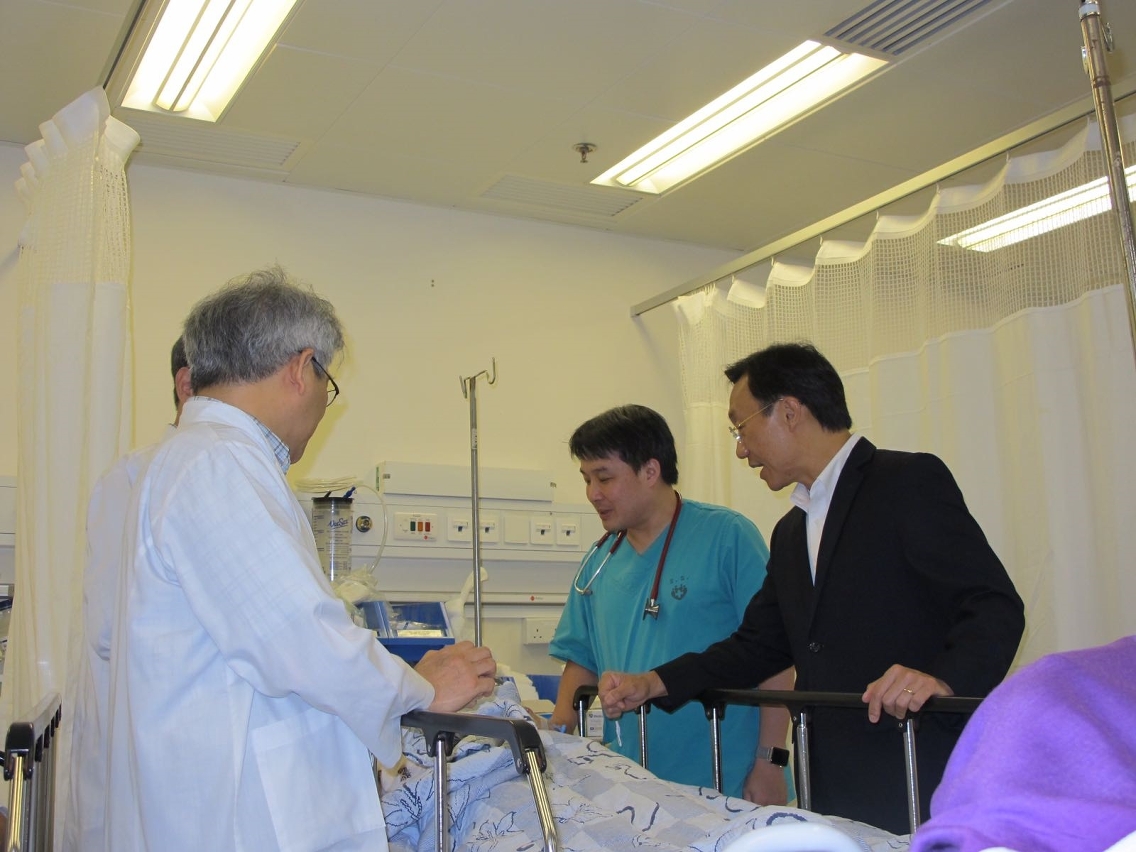 Alexis Tam deslocou-se ao hospital para visitar feridos e incentivar os médicos e enfermeiros