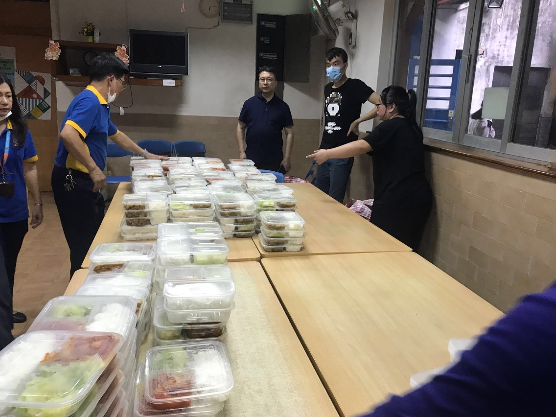 O IAS coordena os vários recursos para apoiar as necessidades de alimentos e bebidas dos grupos vulneráveis