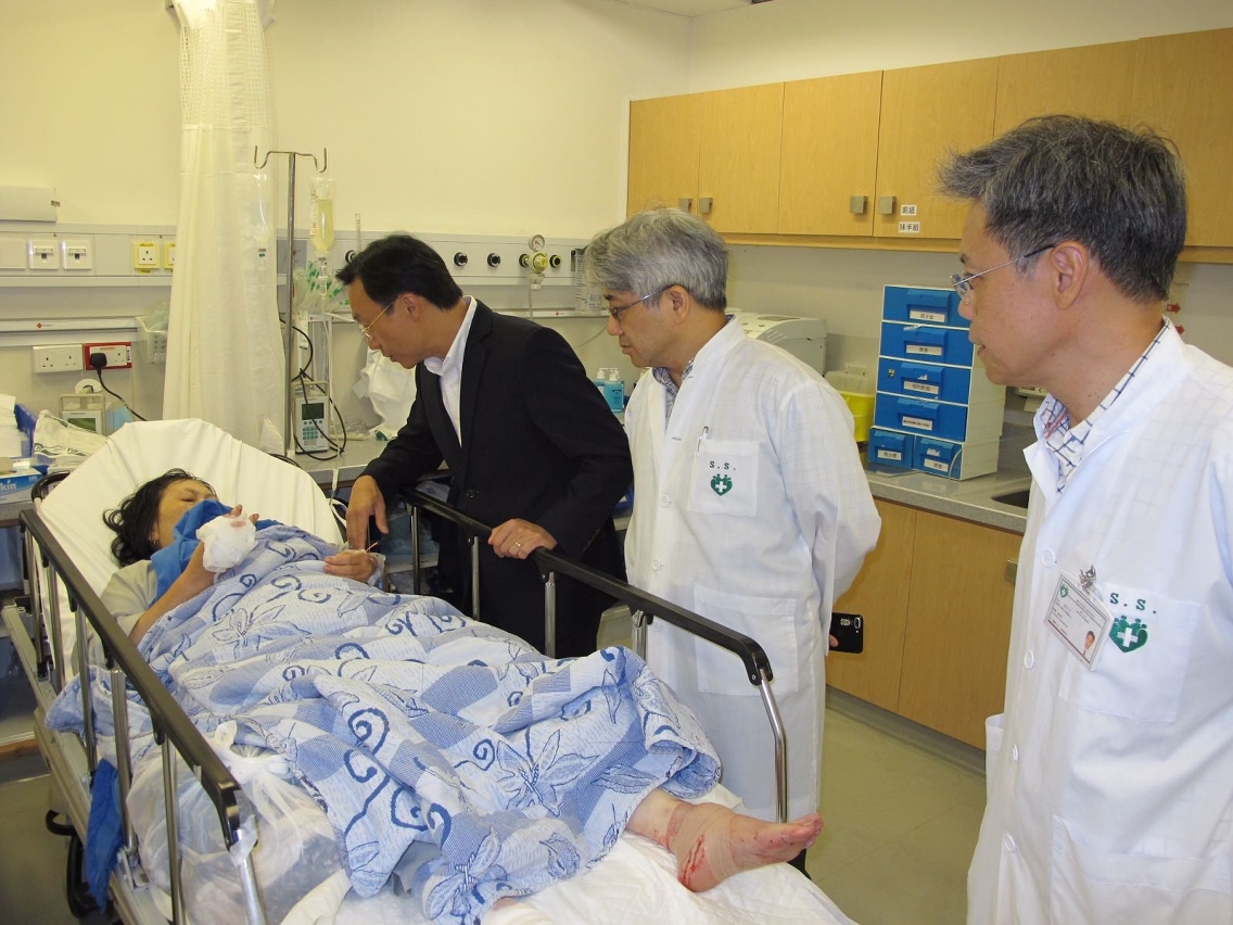 譚俊榮到醫院慰問傷者及勉勵醫護人員
